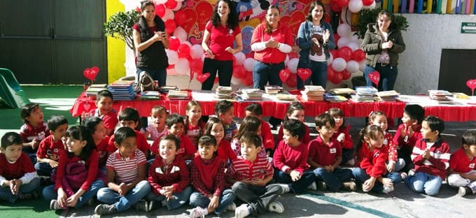 Alumnos y maestras reunidos en el patio durante un evento del colegio